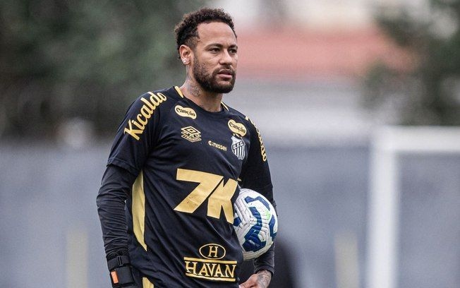 Neymar faz golaço com curva em treino do Santos, comemorando entre os colegas. Reprodução: Raul Baretta/ Santos