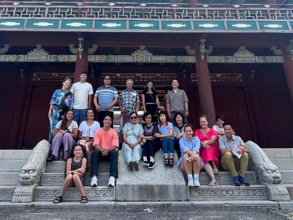 Reunião emocionante da avó Kim com seus long-lost siblings na Coreia do Sul. Reprodução: Alyssa Towns Swantkoski