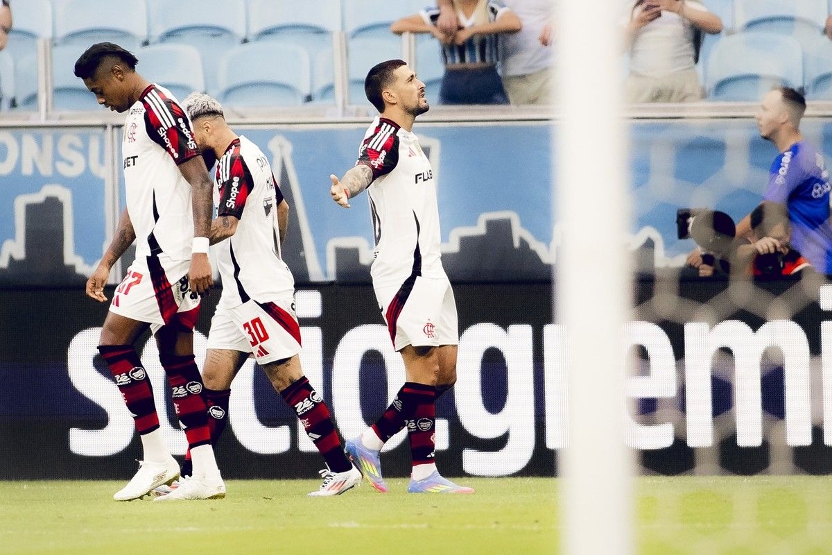 Jogador com camisa 10 marca dois gols na vitória sobre o Grêmio e se destaca na artilharia. Reprodução: Globo