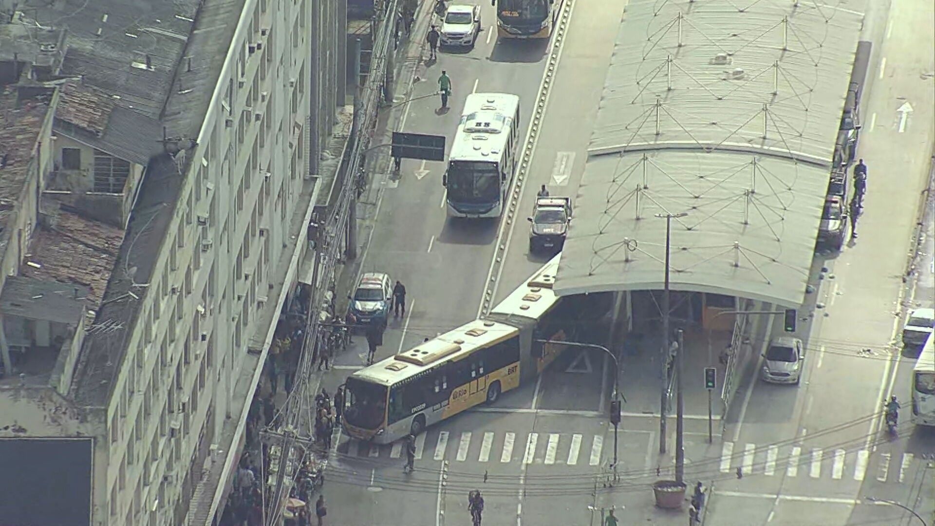Ônibus do BRT usados como barricadas durante operações da PM em Madureira.; Reprodução: Globo