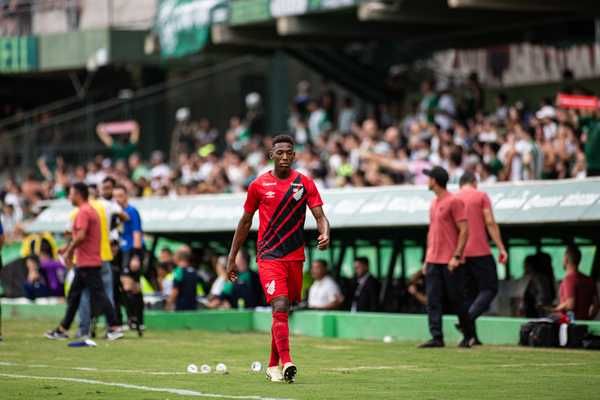 Polícia intima suspeito de injúria racial contra jogador Léo