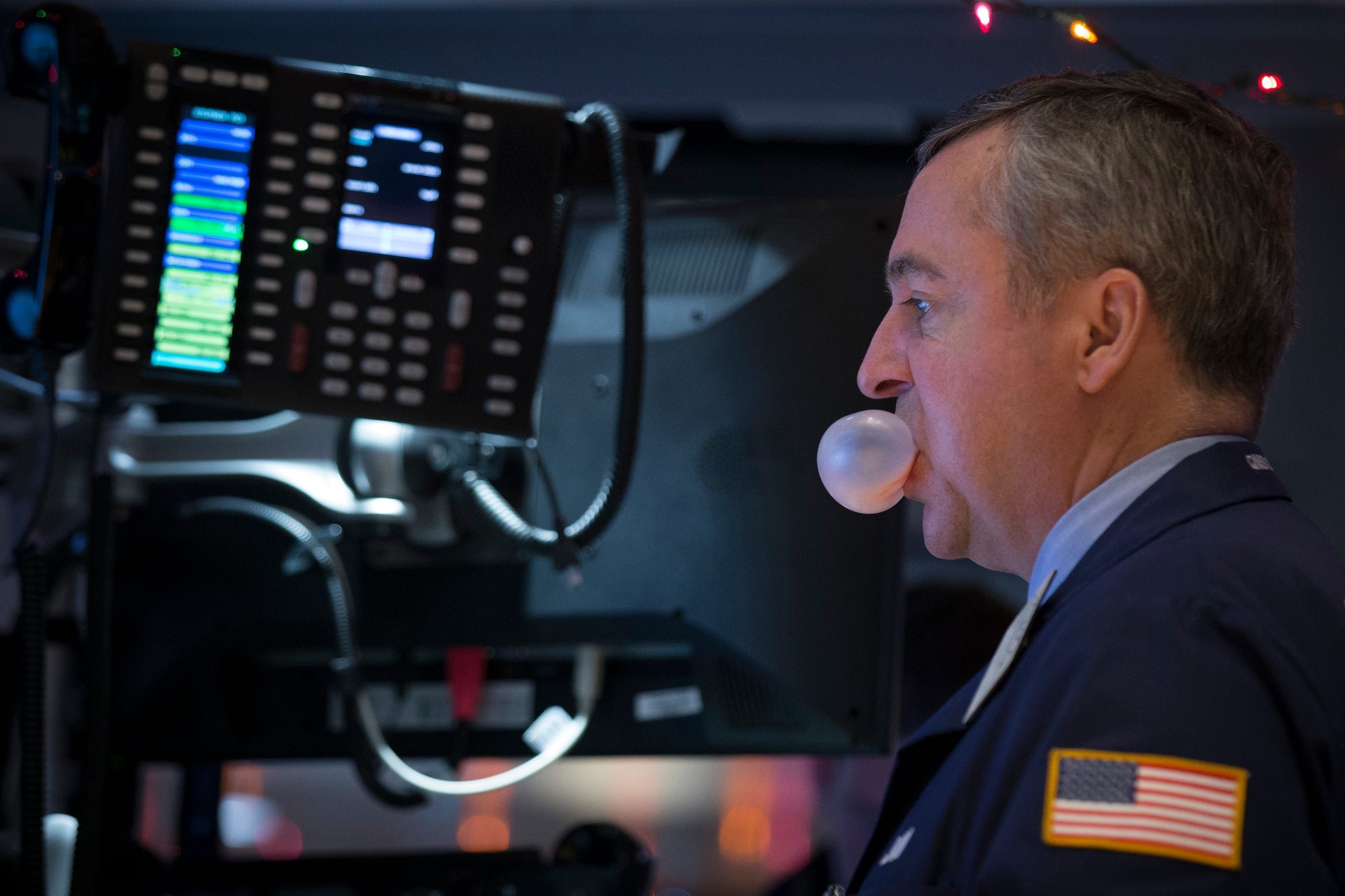 Trader analisa o mercado na Bolsa de Valores de Nova York, enquanto debate sobre bolhas financeiras aumenta. Reprodução: Business Insider