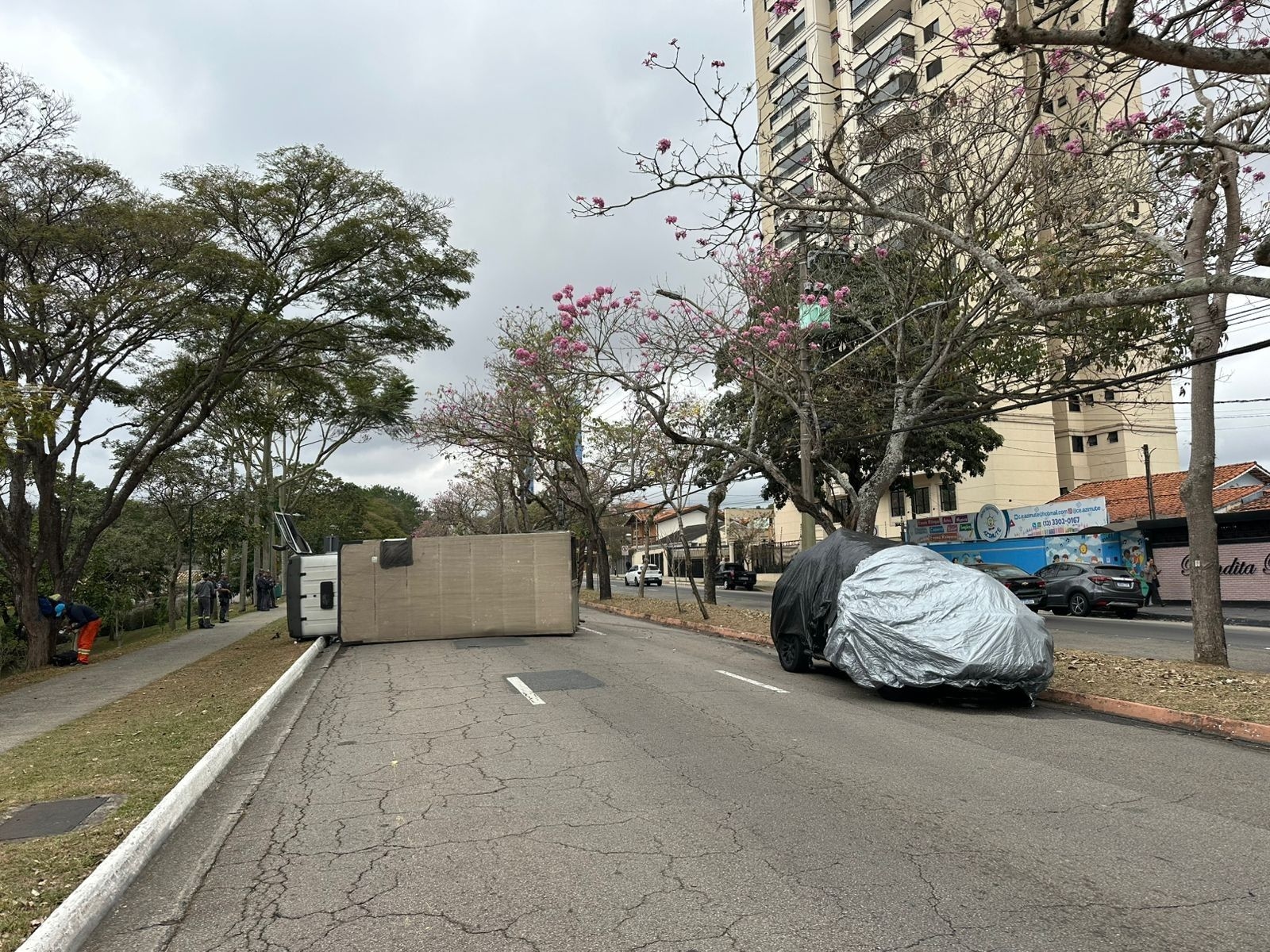 Acidente entre viatura da PM e caminhão provoca interdição da avenida Cidade Jardim em São José dos Campos. Reprodução: Globo