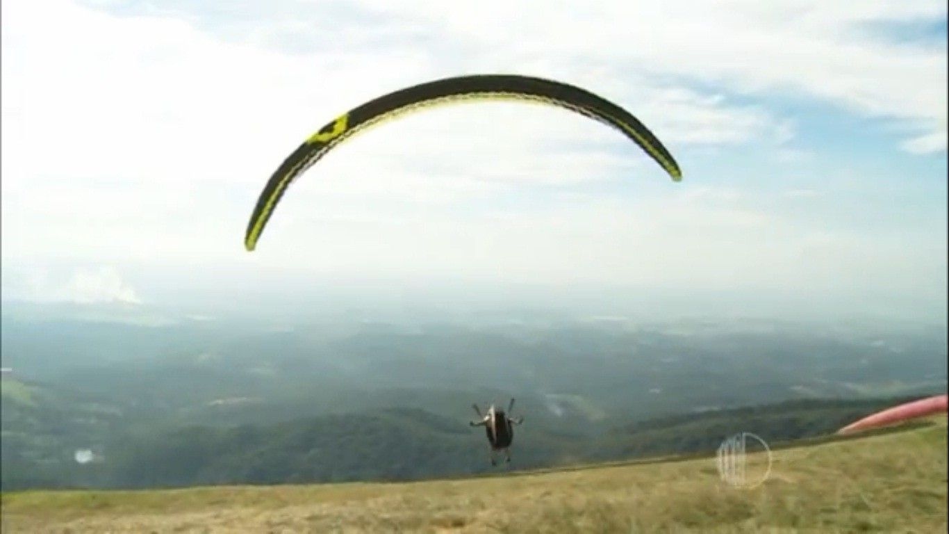 Homem de 55 anos sofre acidente ao saltar de parapente em Mogi das Cruzes. Reprodução: Globo