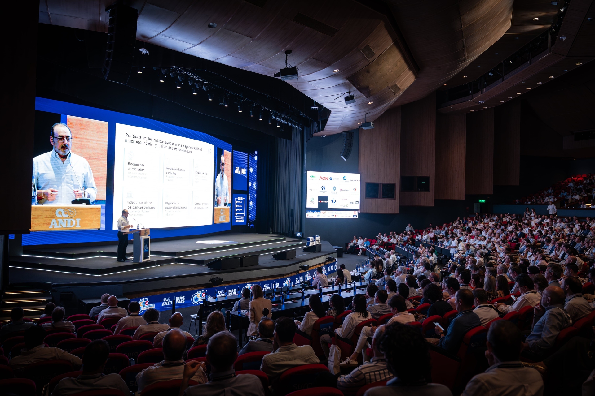 Bruce Mac Master discute dados econômicos no X Congresso Empresarial Colombiano, em Cartagena. Reprodução: El País