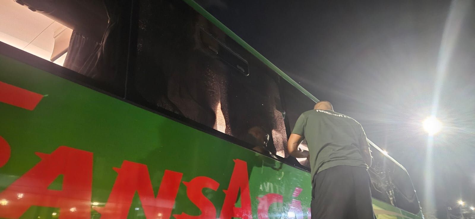 Torcida do Athletico Ataca Ônibus do Maringá