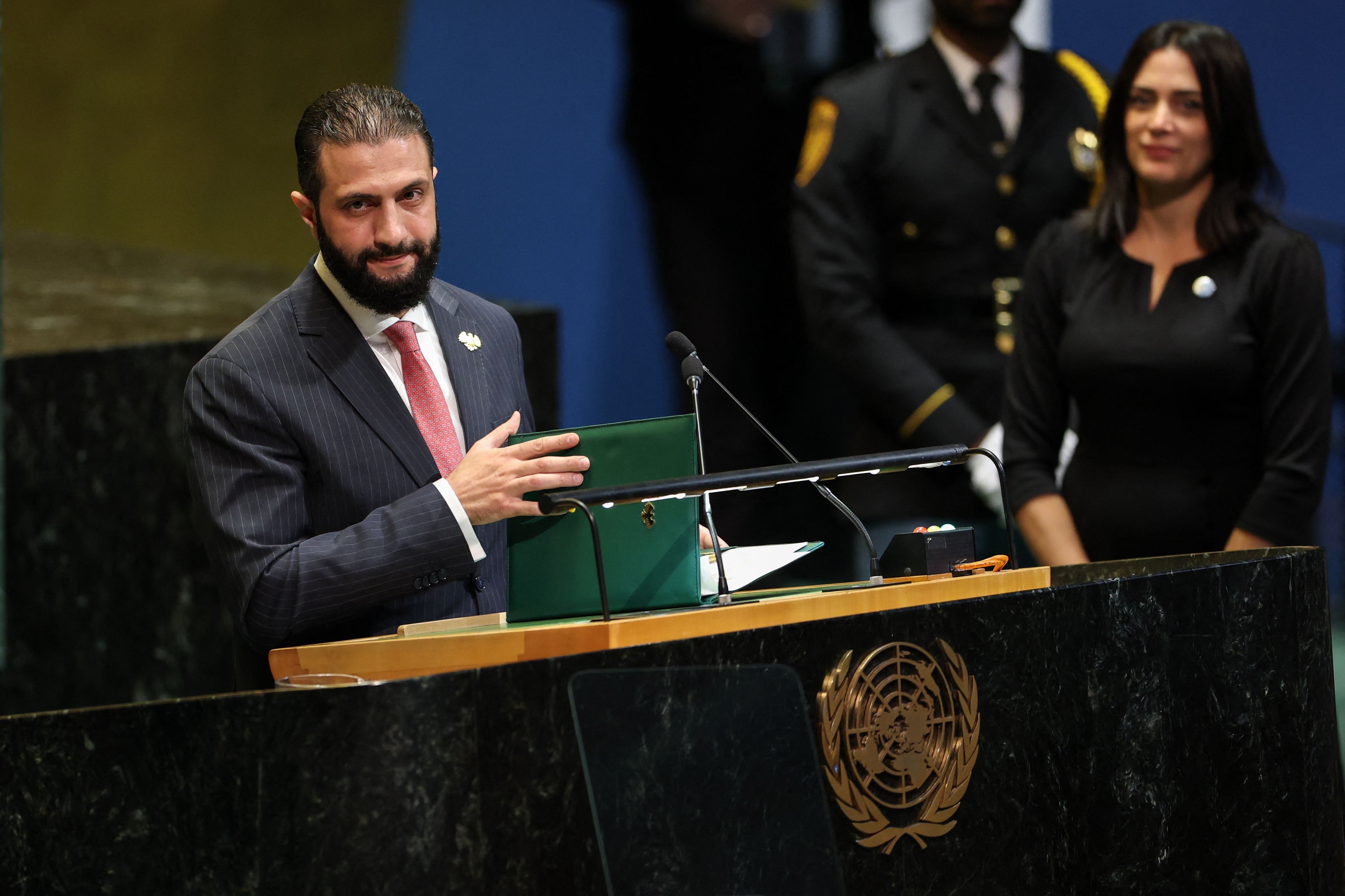 Ahmed al-Sharaa fala no plenário da ONU, em Nova York. Legenda da imagem. Reprodução: Retorno do item 11