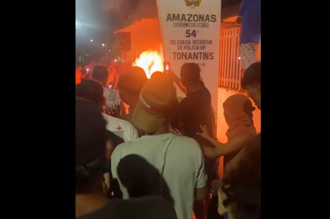 Homem é linchado por moradores após assassinar esposa e esfaquear enteada em Tonantins, Amazonas. Legenda da imagem. Reprodução: Globo