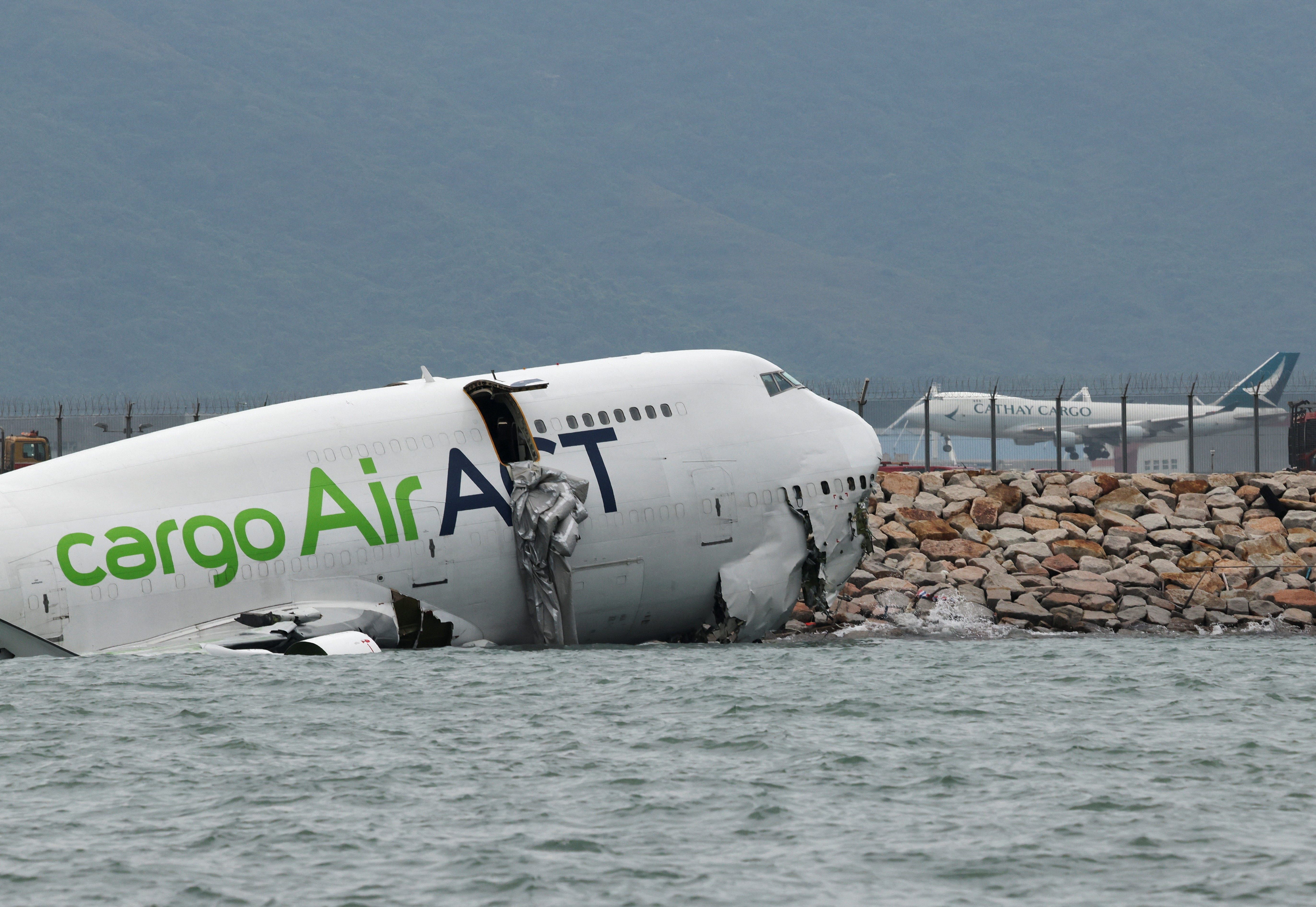 Cargueiro fica parcialmente no mar após sair da pista no aeroporto de Hong Kong. Legenda da imagem. Reprodução: Retorno do item 11