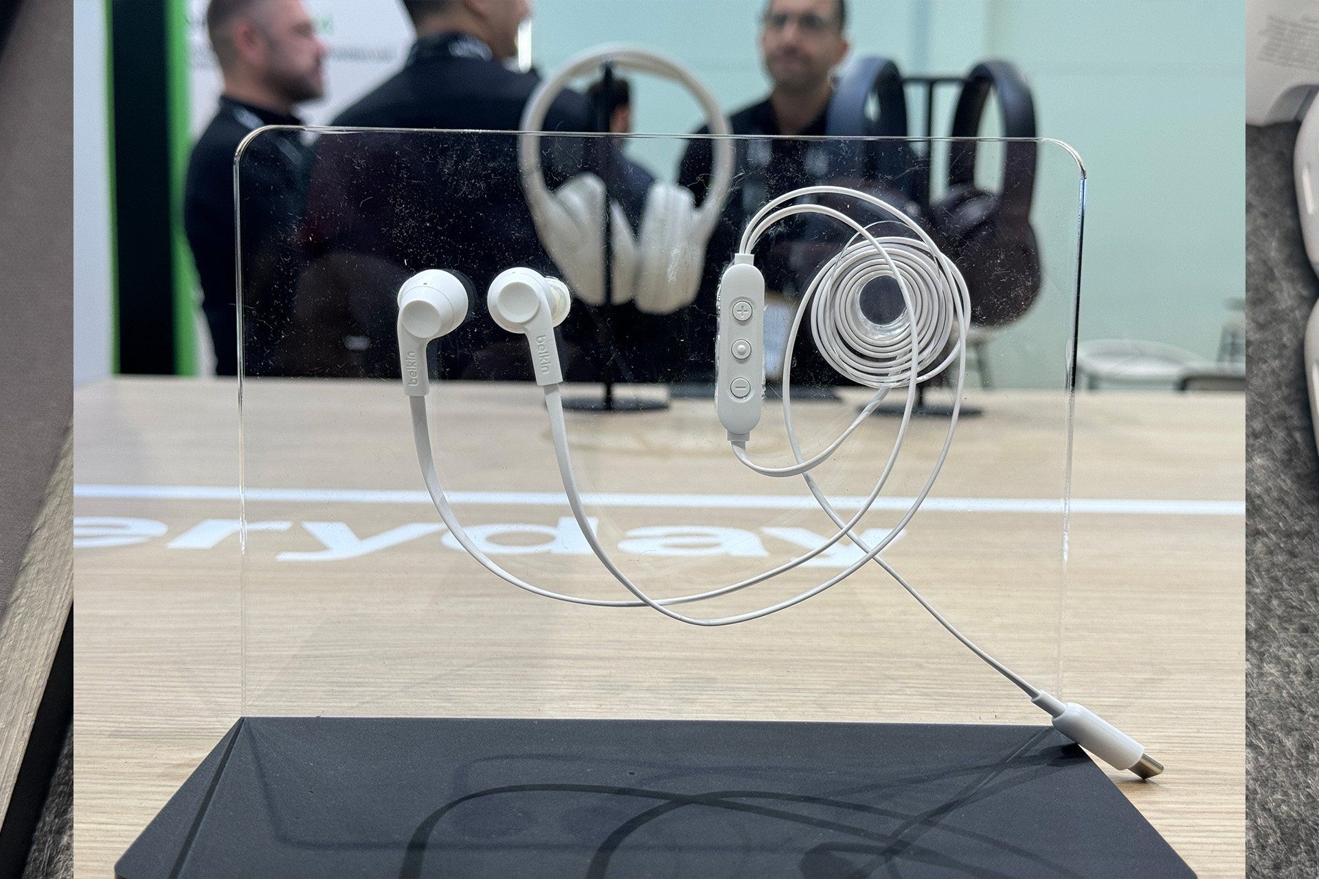 Belkin lança fones com ANC com fio, sem se preocupar com a bateria. Reprodução: Gizmodo