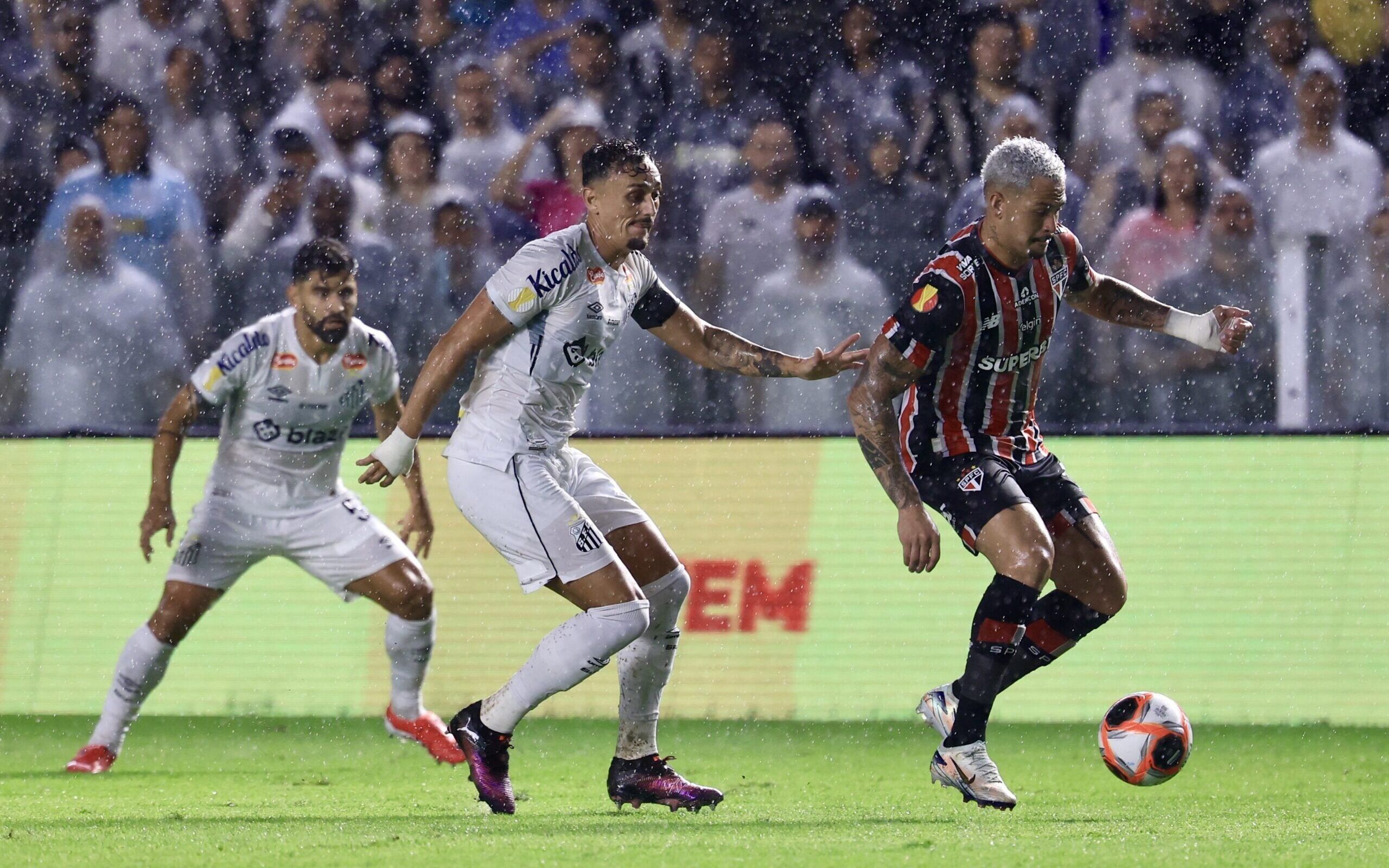 São Paulo e Santos se enfrentam no Campeonato Brasileiro neste domingo. Reprodução: Lance