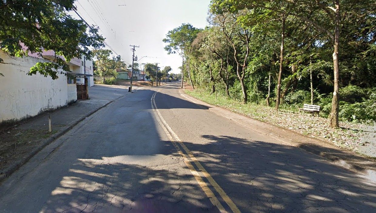 Motociclista fica preso embaixo de ônibus após colisão em Piracicaba.; Reprodução: Globo