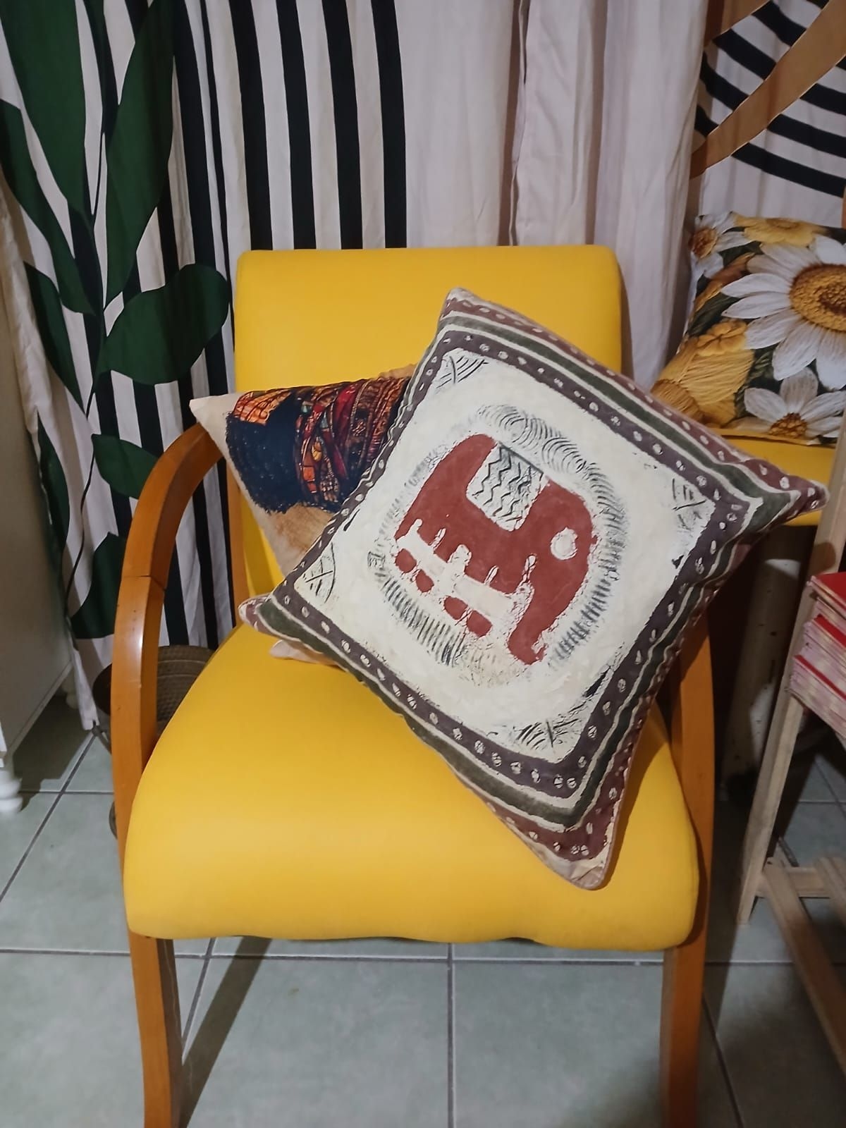 Reencontro afetuoso entre amigas, com a entrega de presentes simbólicos e memórias compartilhadas. Reprodução: redação