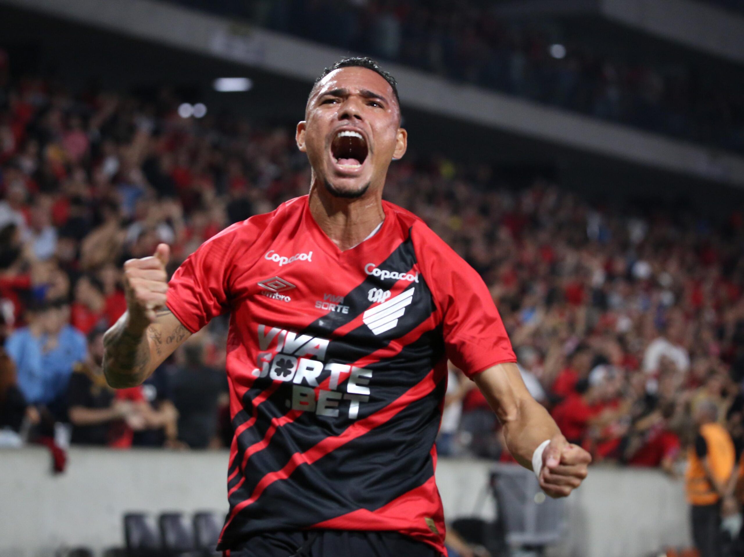 Athletico avança na Copa do Brasil com hat-trick de Luiz Fernando