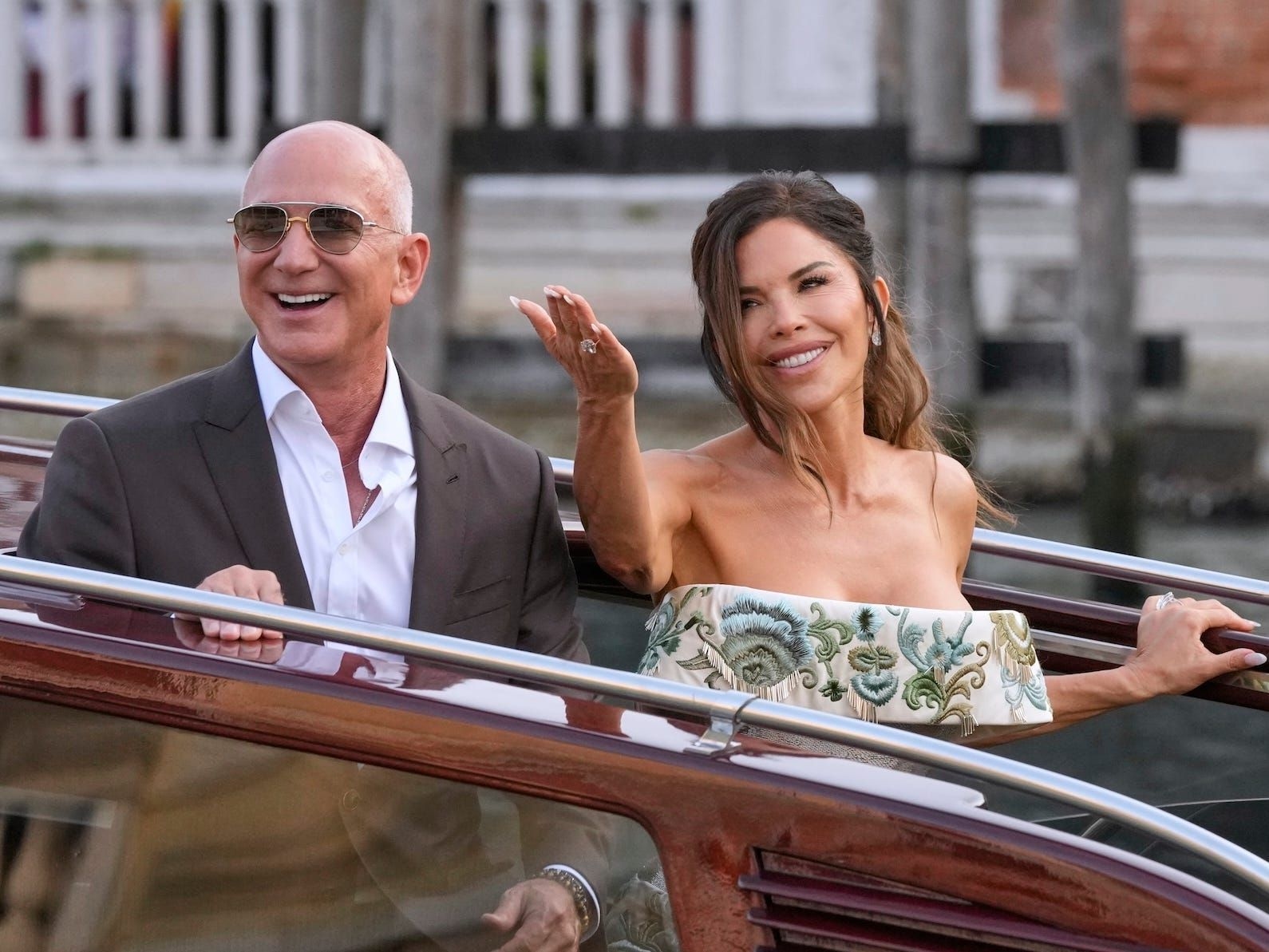 Jeff Bezos e Lauren Sánchez chegam à cerimônia de casamento em Veneza. Reprodução: Business Insider