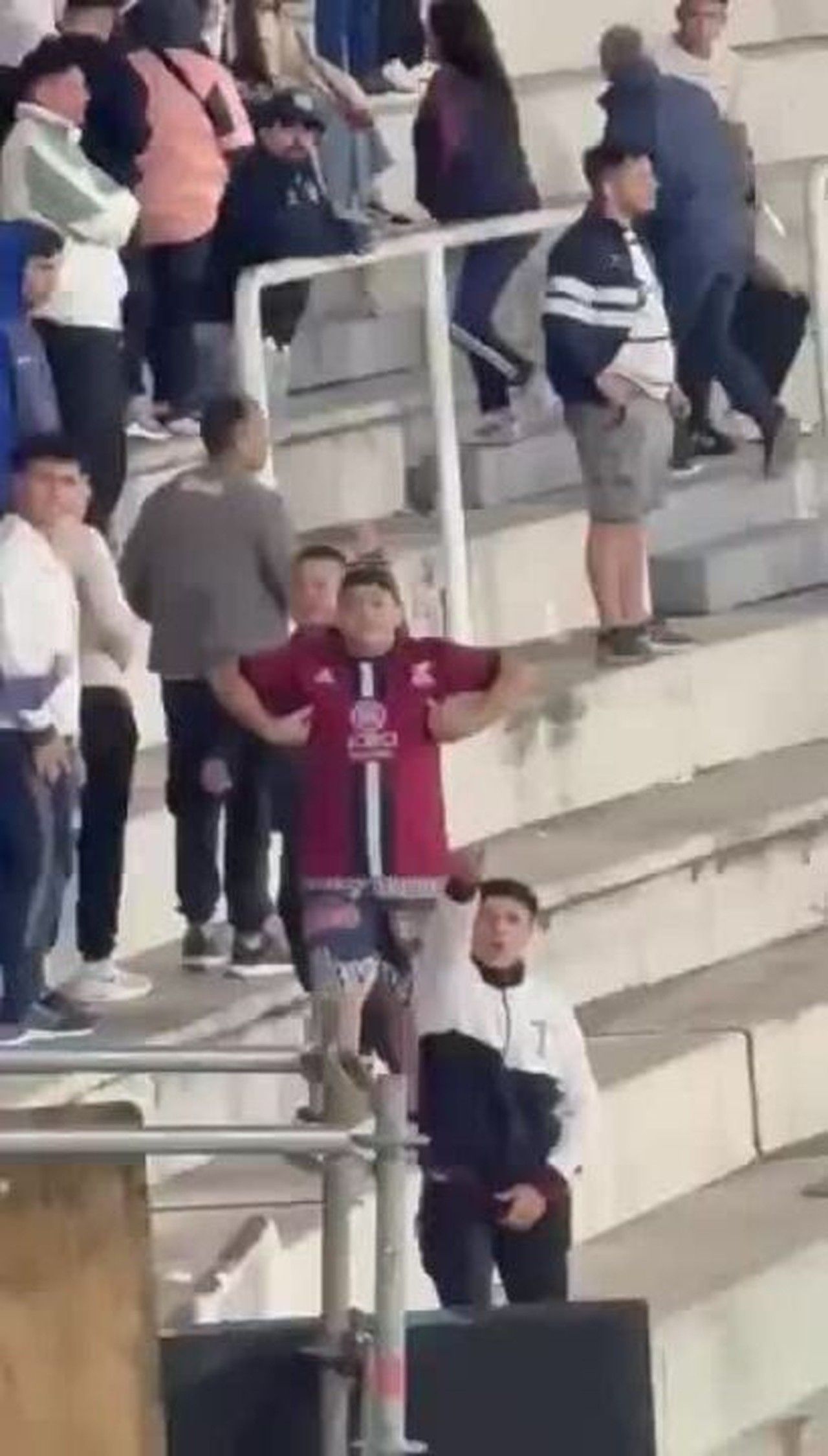 Torcedor imita macaco durante estreia do Tricolor na Libertadores. Reprodução: Globo