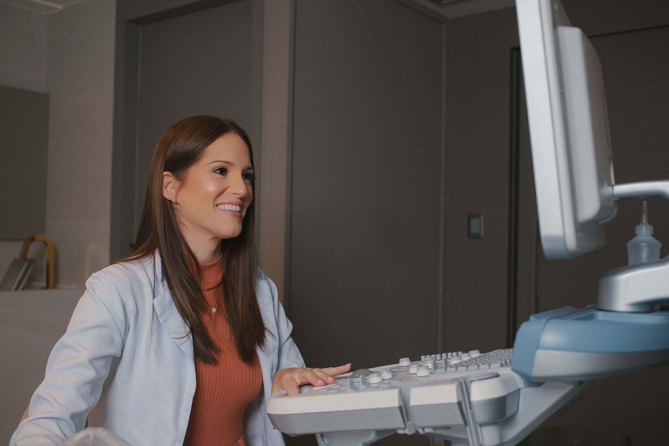 A médica Natália Fischer aborda a importância da rede de apoio para mulheres que tentam engravidar. Reprodução: Max Brito