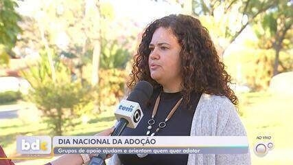 Bianca ao lado de seus dois filhos biológicos e com Felipe, o jovem que tenta adotar após a morte da mãe. Reprodução: Globo