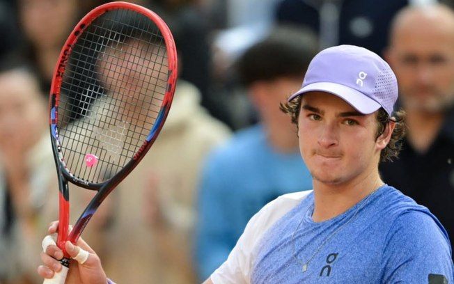 João Fonseca em ação durante partida contra o número 5 do mundo, Taylor Fritz. Reprodução: Esporte IG