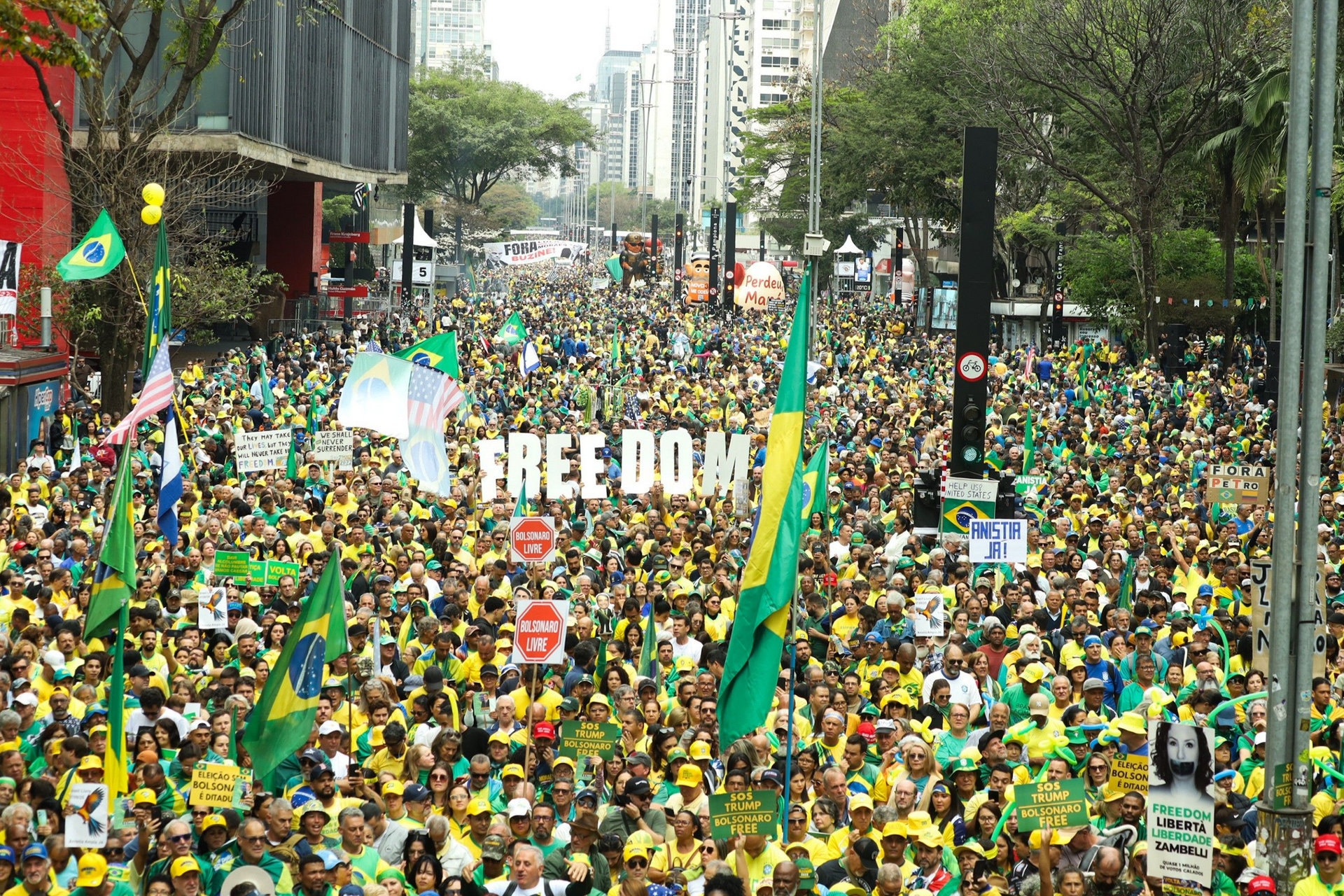 Tarcísio de Freitas participa de ato pró-anistia na Avenida Paulista com manifestantes. Legenda da imagem. Reprodução: Andreia Sadi - G1