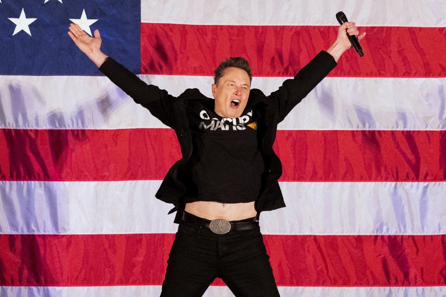 Elon Musk salta de forma peculiar durante evento promovendo Donald Trump na Pensilvânia. Reprodução: Gizmodo