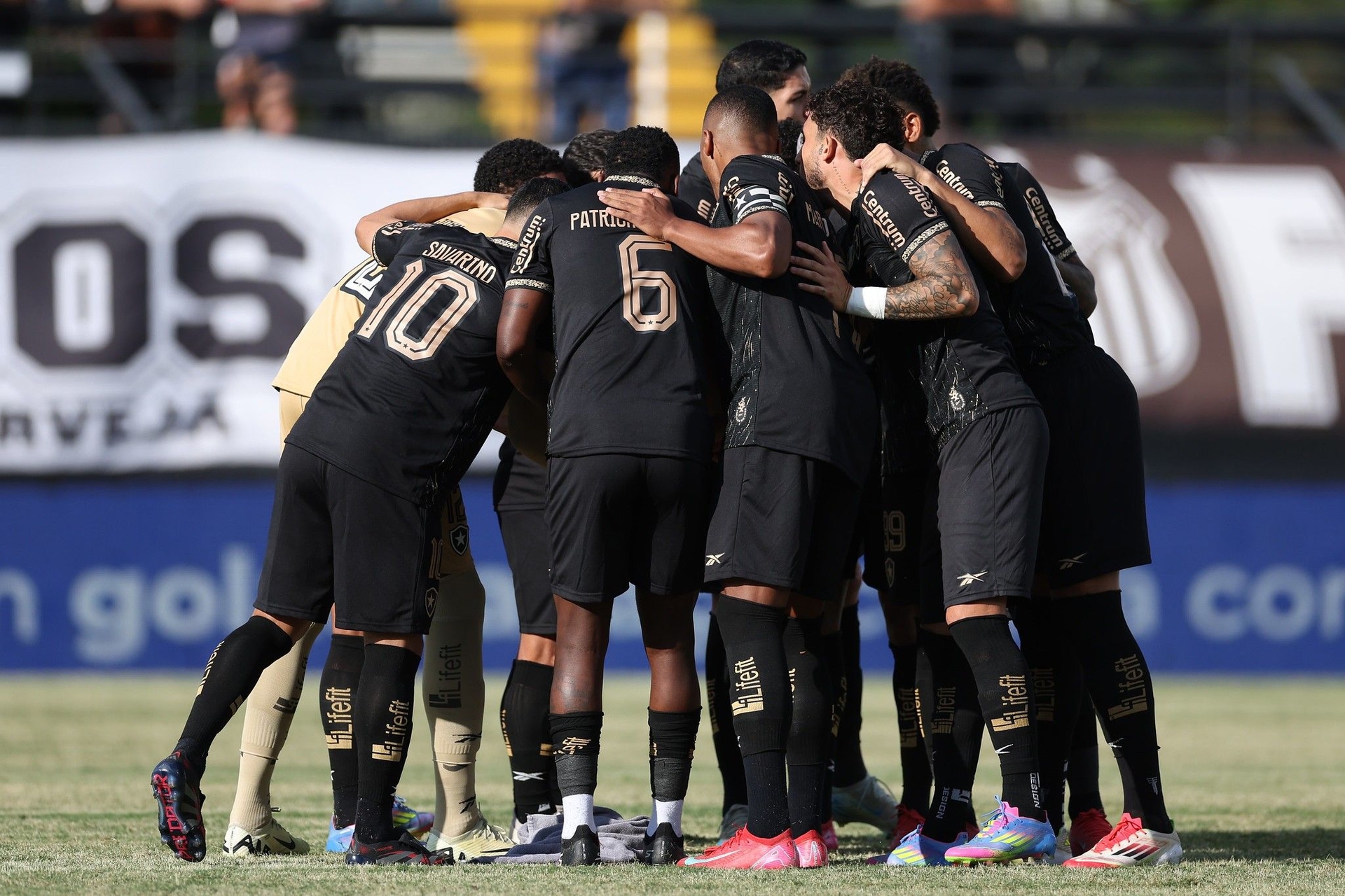Time sofre derrota sob comando de Português, com novas posições em campo para Patrick de Paula e Savarino. Reprodução: Globo