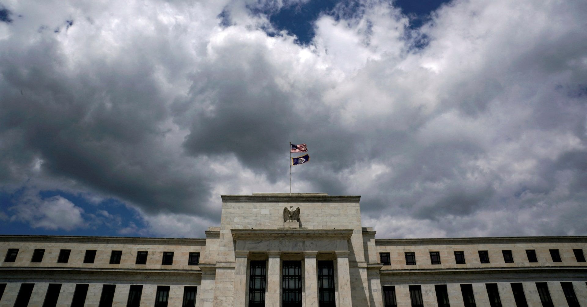 Federal Reserve Define Taxas de Juros e Impactos no Mercado