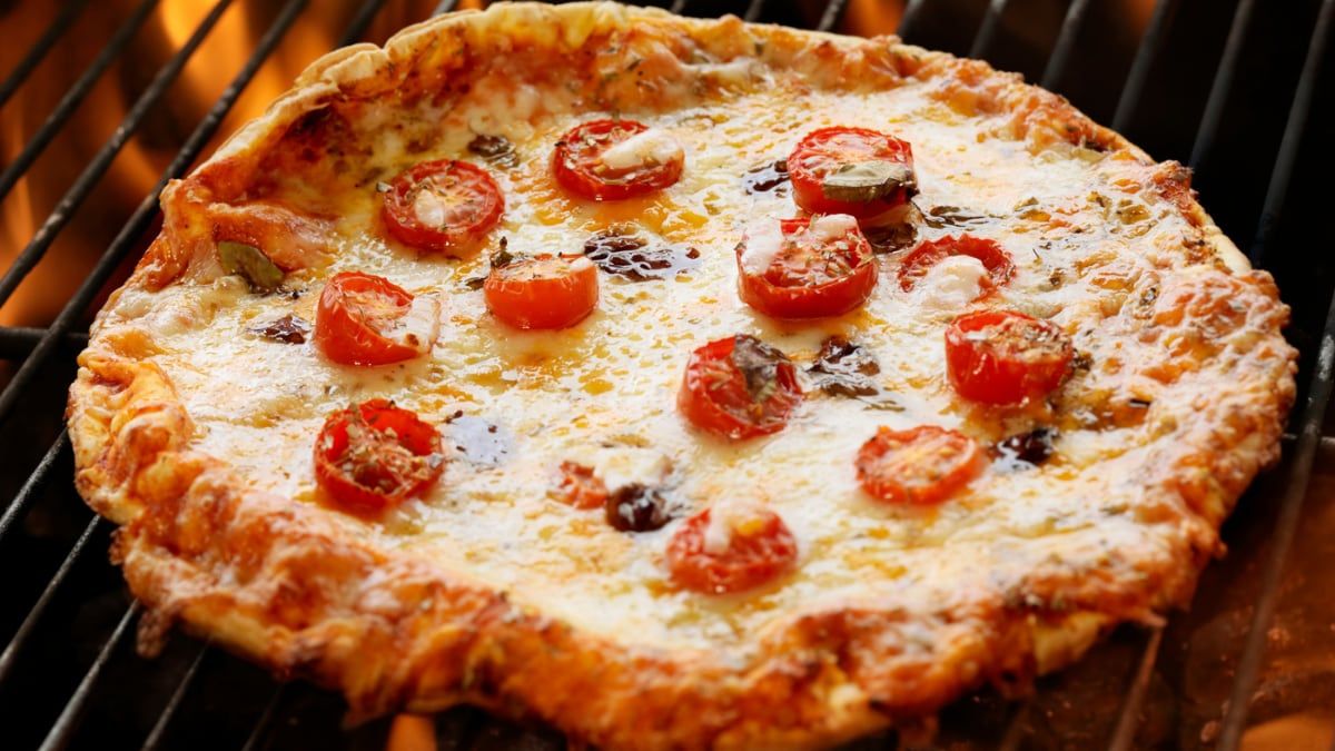 Aproveite o verão fazendo pizzas no novo forno adaptável para churrasqueira. Legenda da imagem. Reprodução: EL PAÍS.