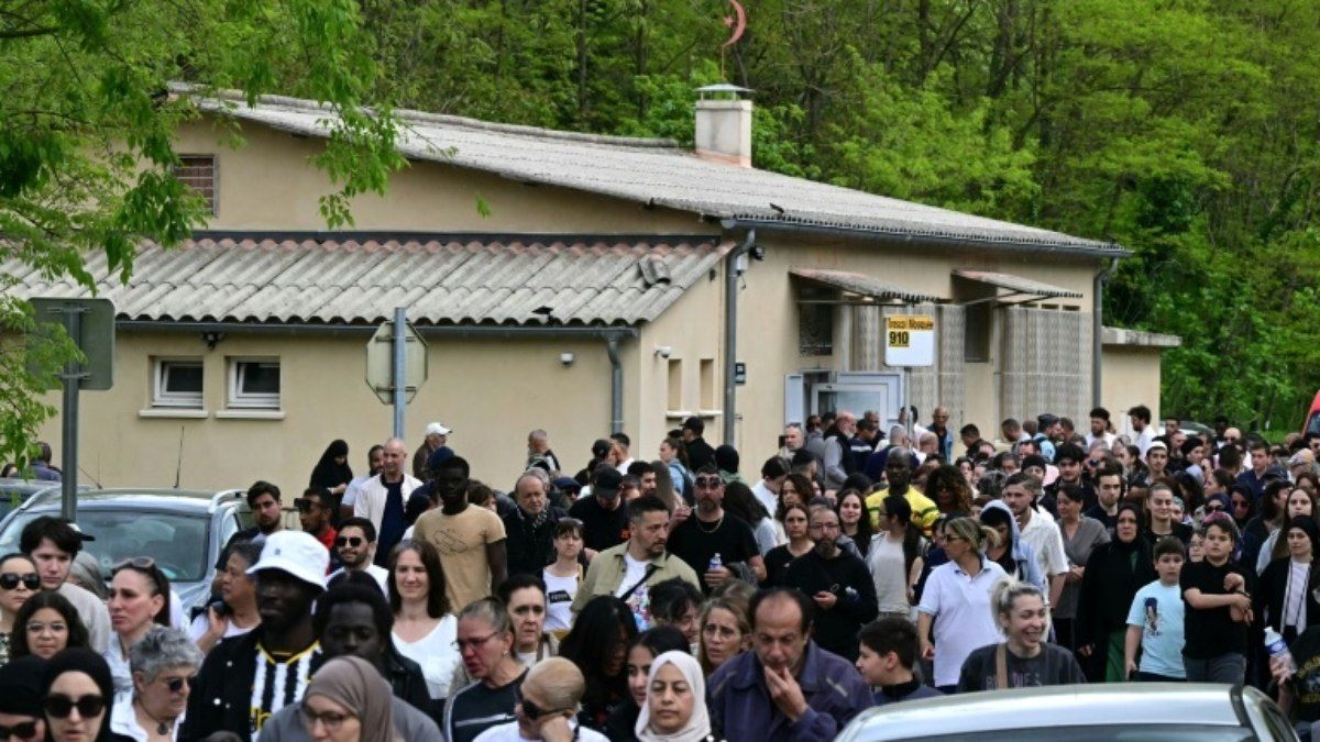Presidente Emmanuel Macron se pronuncia sobre esfaqueamento letal e condena racismo na França. Reprodução: AFP