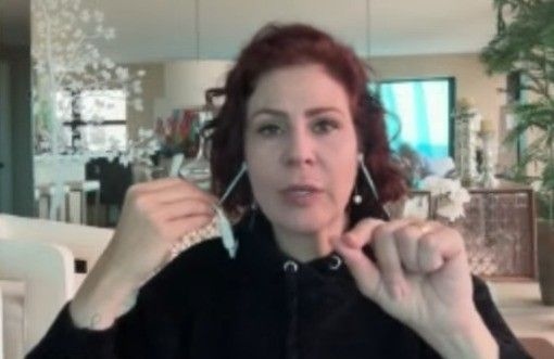 Deputada Carla Zambelli segue foragida da Justiça após deixar o Brasil para escapar de pena de prisão. Legenda da imagem. Reprodução: Globo