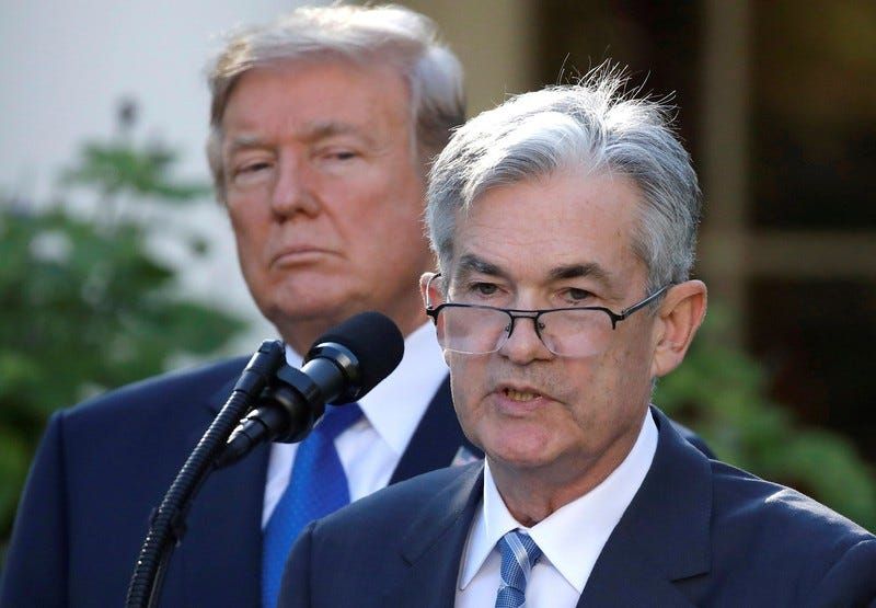 Jerome Powell defende decisão do Fed em audiência enquanto Trump critica a taxa de juros. Reprodução: Business Insider