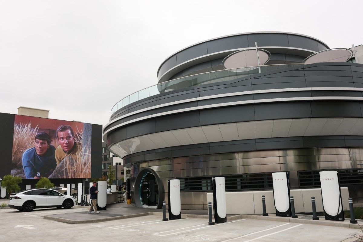 Inauguração do Tesla Diner and Drive-In, lanchonete futurista com recarga para carros elétricos em Los Angeles. Reprodução: AFP