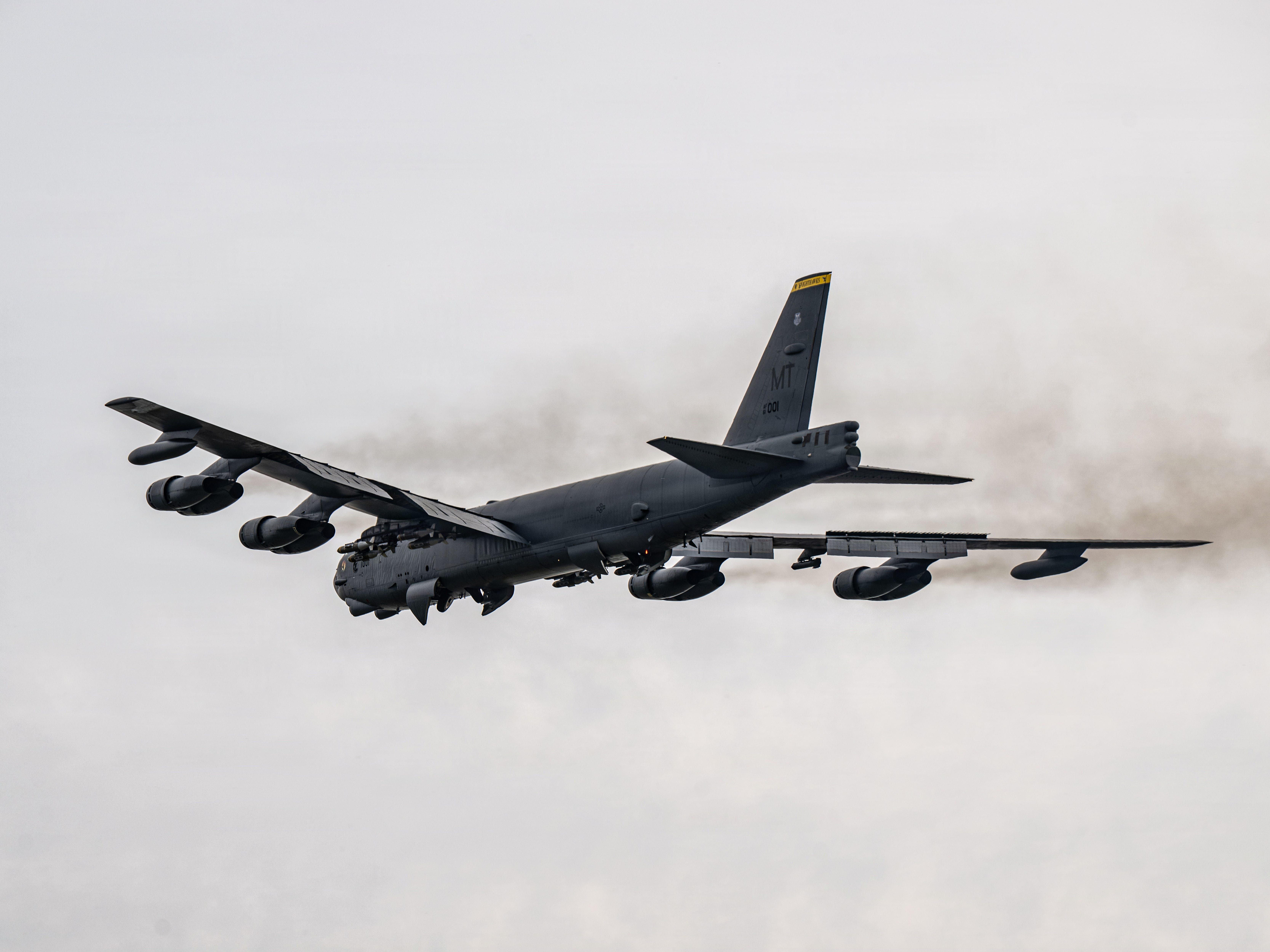 Bombardeiros B-52, com 70 anos, realizam missões sobre o Irã conforme a superioridade aérea se amplia.. Reprodução: Businessinsider