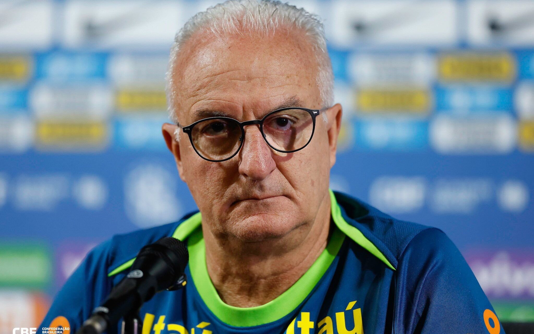 Dorival Júnior enfrenta desafios para reforçar a defesa do Corinthians após derrota para o Flamengo. Reprodução: Lance