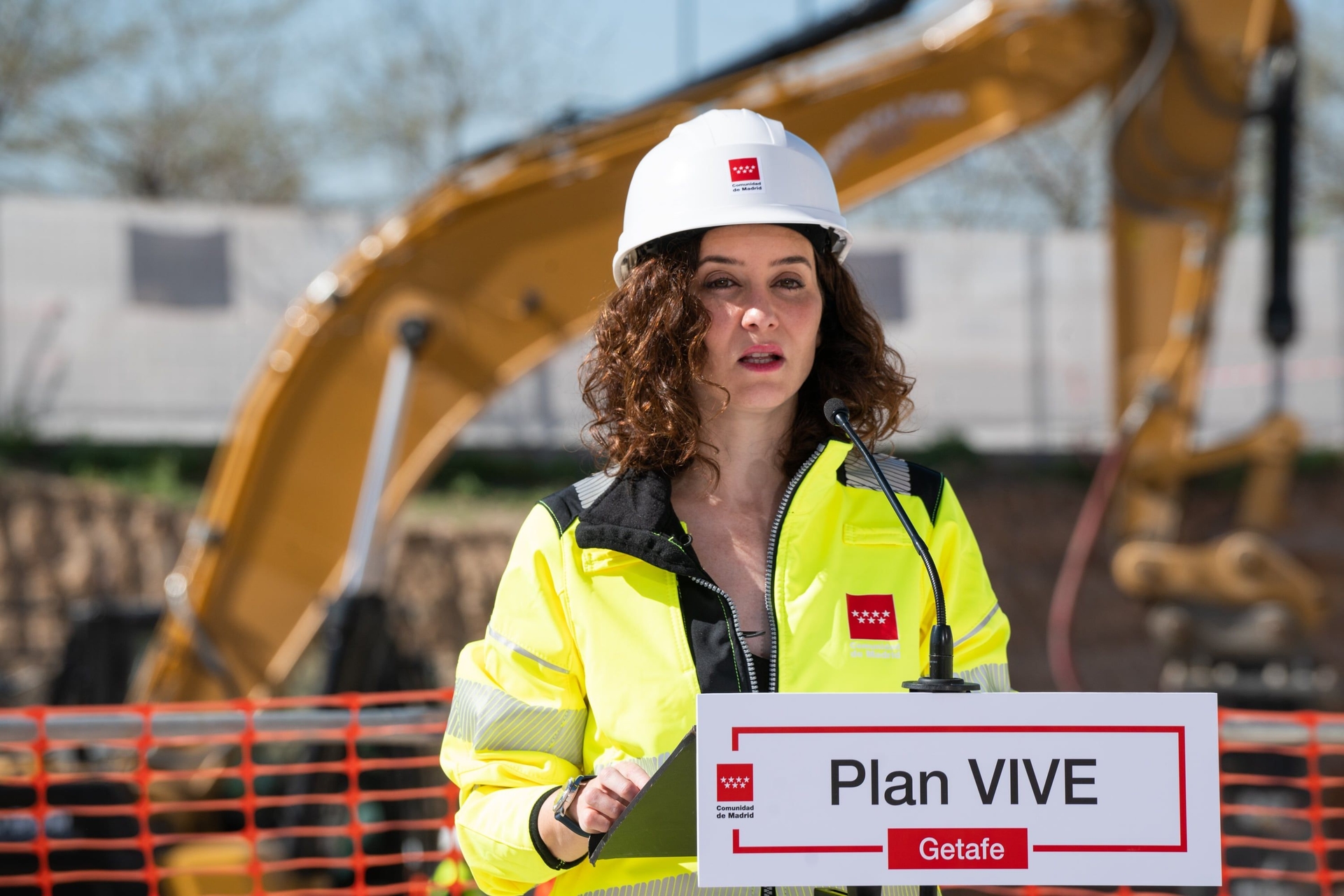 Isabel Díaz Ayuso visita obras do Plan Vive em Madrid, enquanto apenas cinco das 175 casas prometidas foram compradas. Reprodução: EL PAÍS