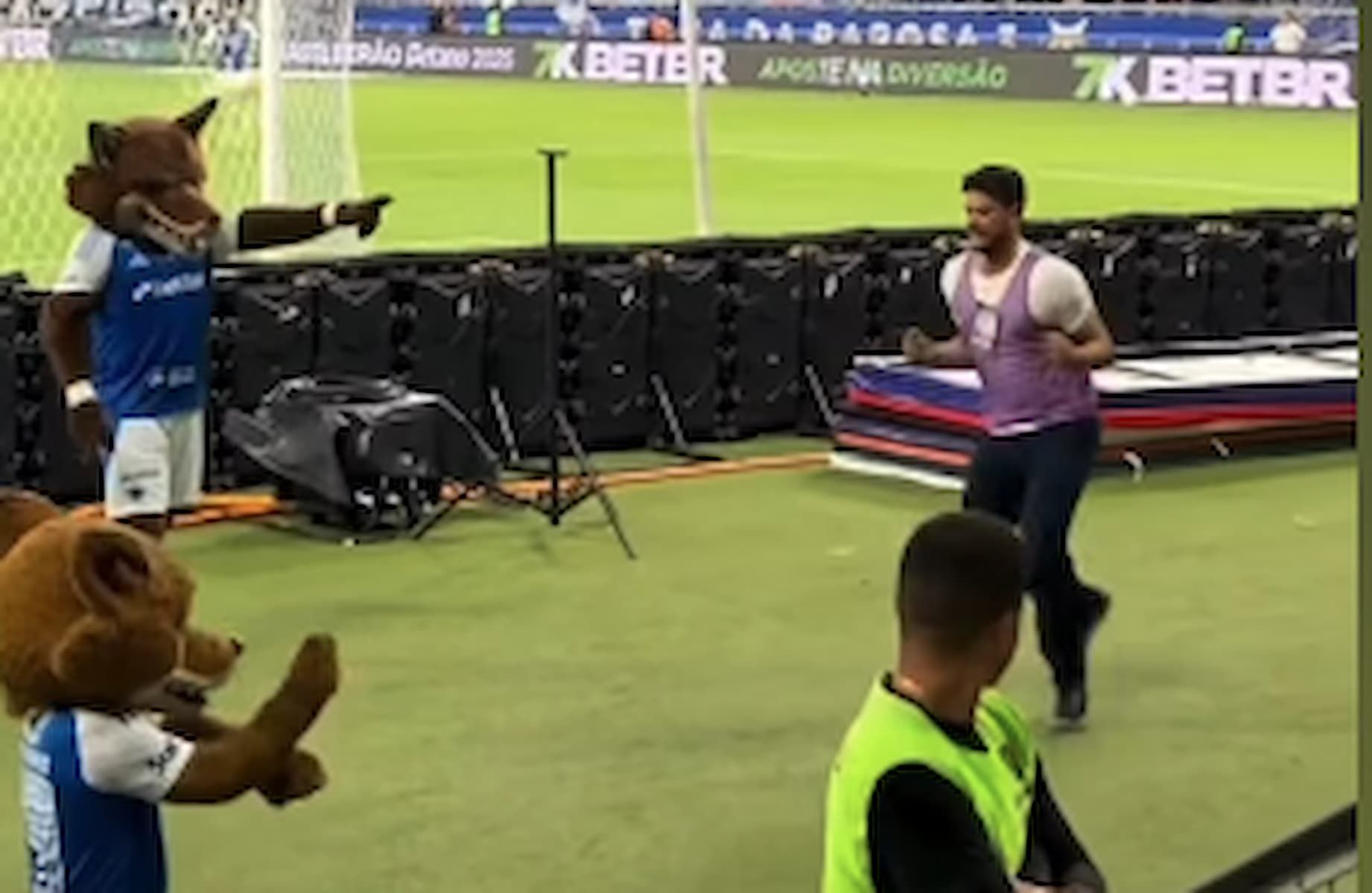 Torcedor do Cruzeiro Viraliza com Dança Após Vitória Inesperada