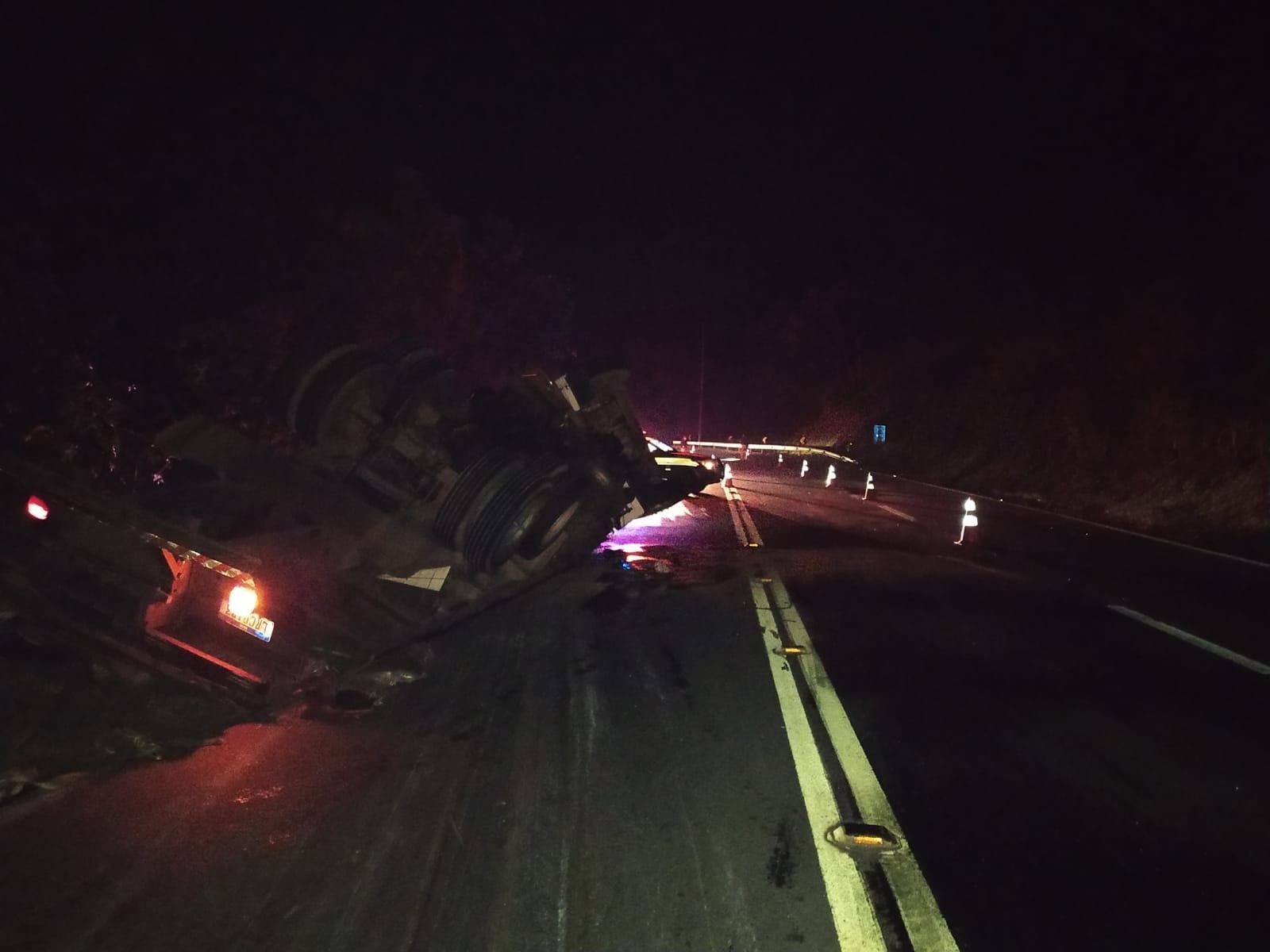 Caminhão tomba na BR-393, em Barra do Piraí, mas motorista não se feriu.; Reprodução: Globo