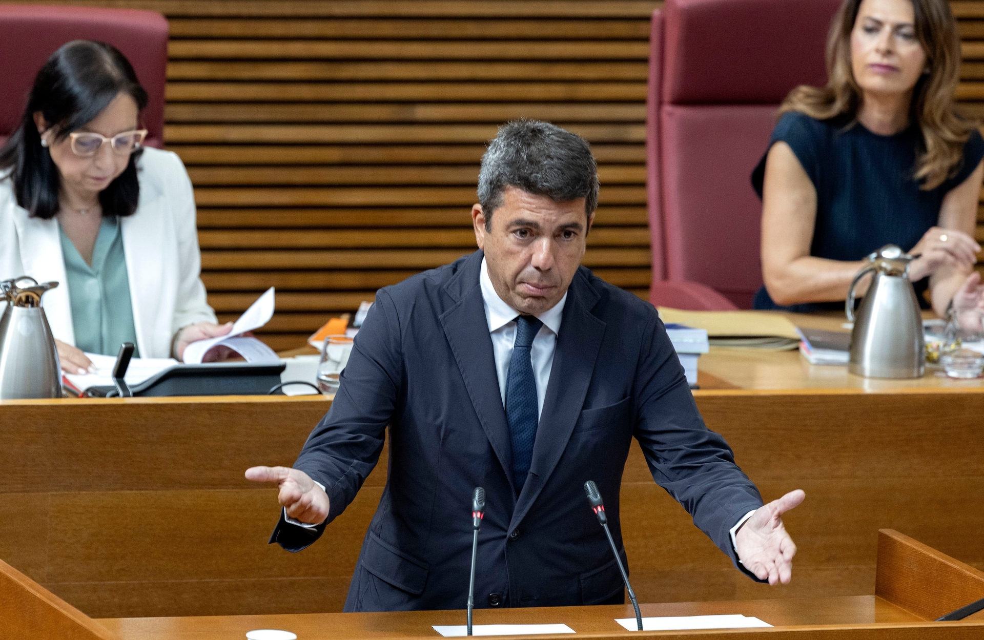 Presidente Carlos Mazón esclarece pagamento de refeição de 853 euros durante sessão de controle na Generalitat. Reprodução: El País