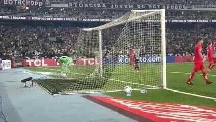 Igor Jesus comemora gol com a torcida após proposta de transferência ao Nottingham Forest. Reprodução: Globo