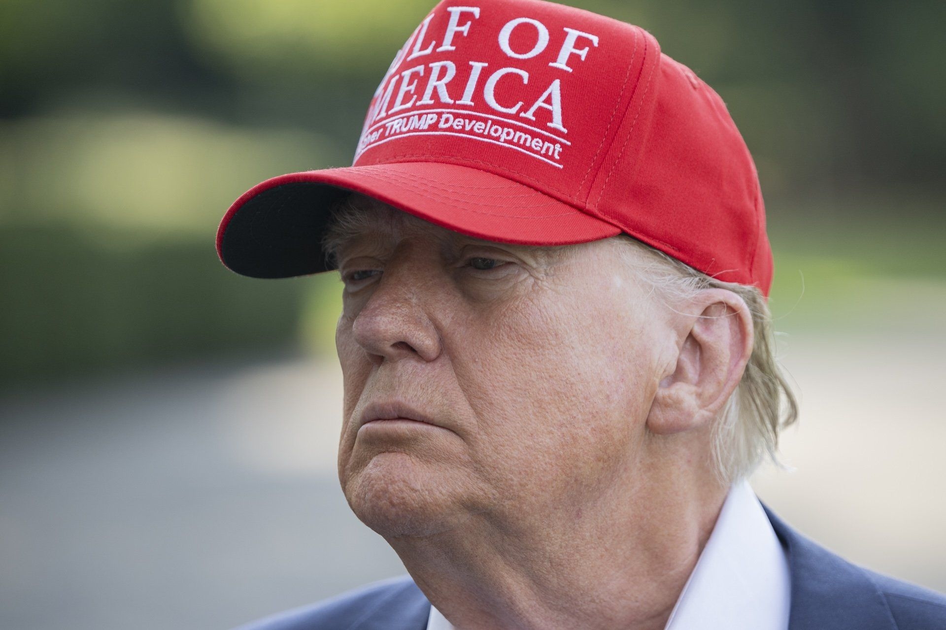 Donald Trump fala à imprensa antes de partir para Alligator Alcatraz, na Flórida. Reprodução: Gizmodo