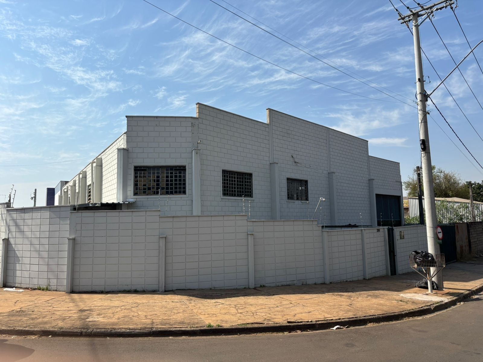 Fachada da fábrica clandestina de fuzis em Santa Bárbara d'Oeste, descoberta pela Polícia Federal. Reprodução: Globo