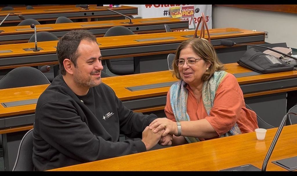 Deputado participa de protesto contra cassação de mandato, com acompanhamento médico. Reprodução: CNN Brasil