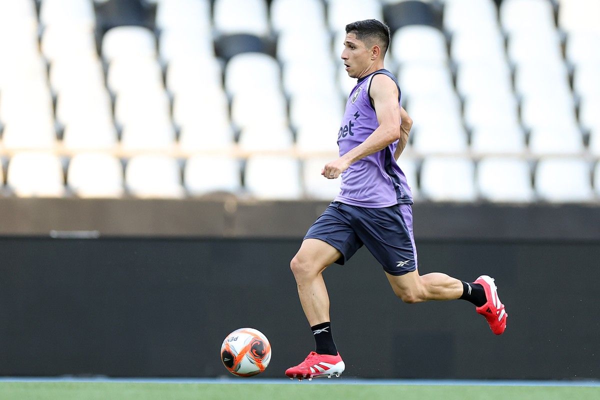 Savarino e Igor Jesus treinam no Estádio Nilton Santos em meio a dificuldades no Botafogo. Reprodução: Globo
