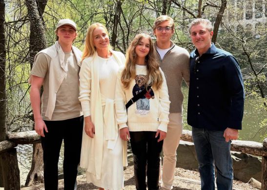 Luciano Huck surfa com os filhos Benício e Joaquim no Rio em momentos de lazer em família. Reprodução: Terra