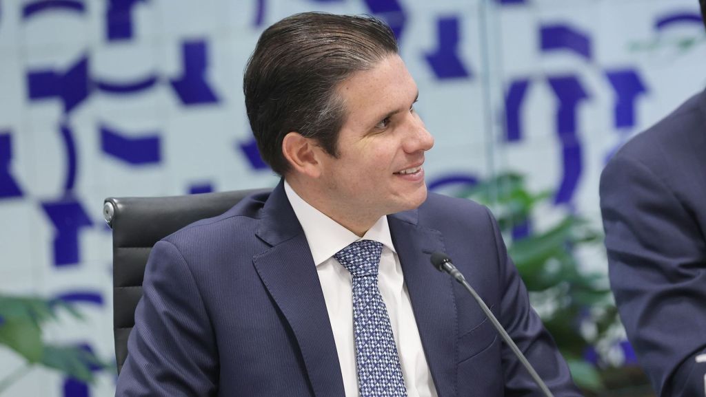 Oposição Pressiona por Anistia Após Retorno de Hugo Motta