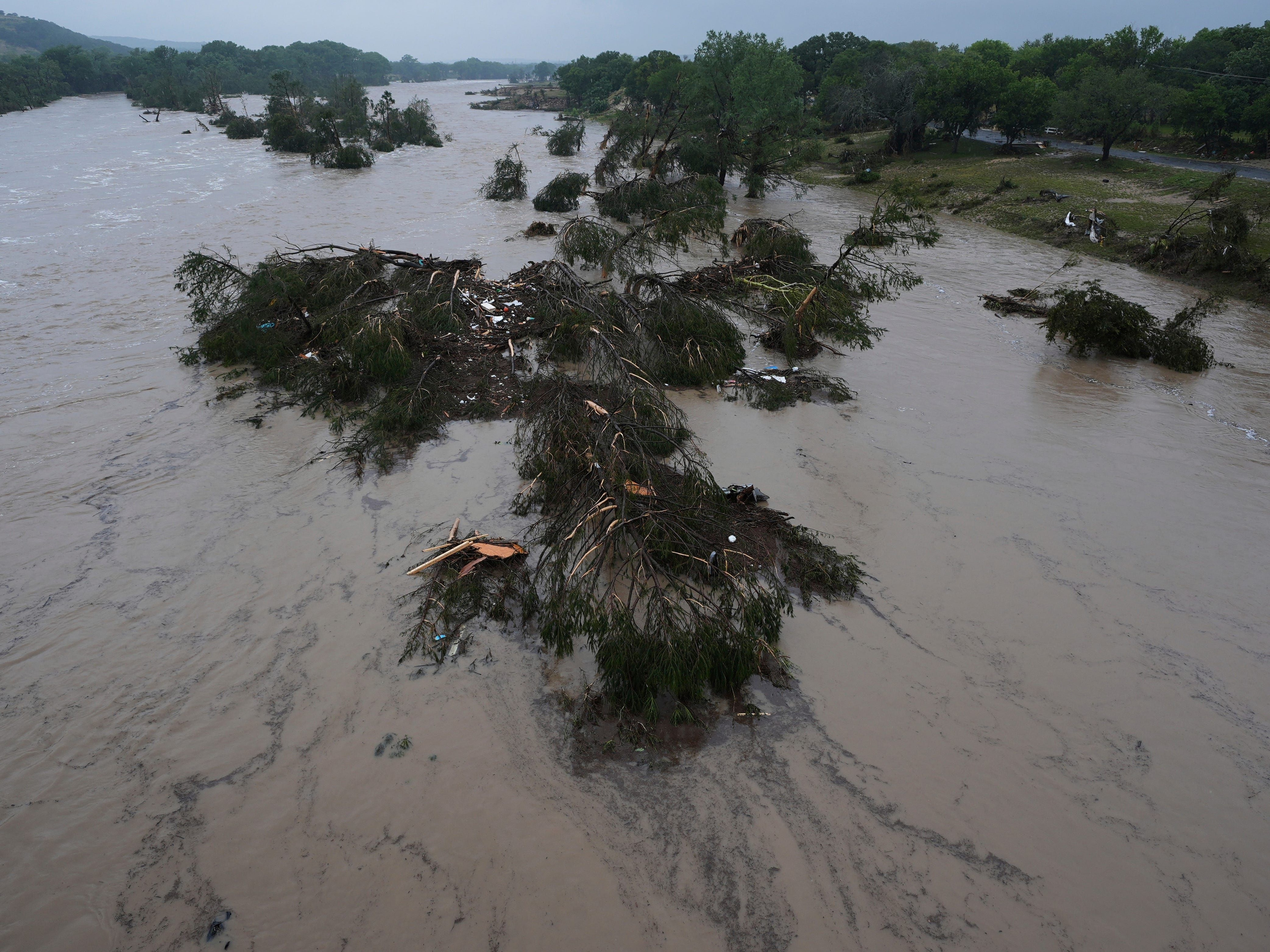 Aumento das águas do rio Guadalupe causa estragos em Kerrville, Texas, após chuvas torrenciais. Reprodução: AP/Eric Gay