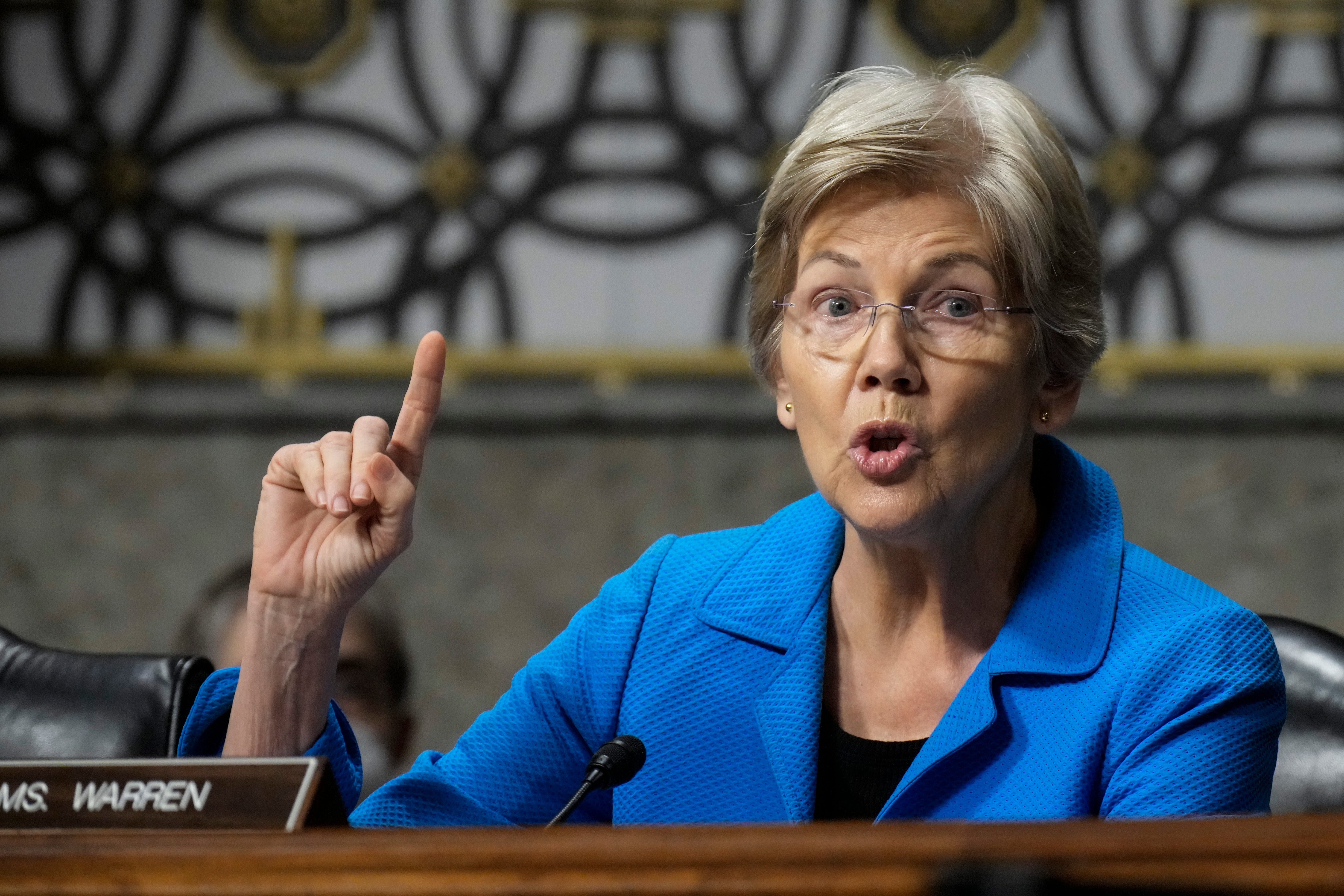 Sen. Elizabeth Warren questiona executivos de bancos falidos em audiência do Senado. Reprodução: Business Insider