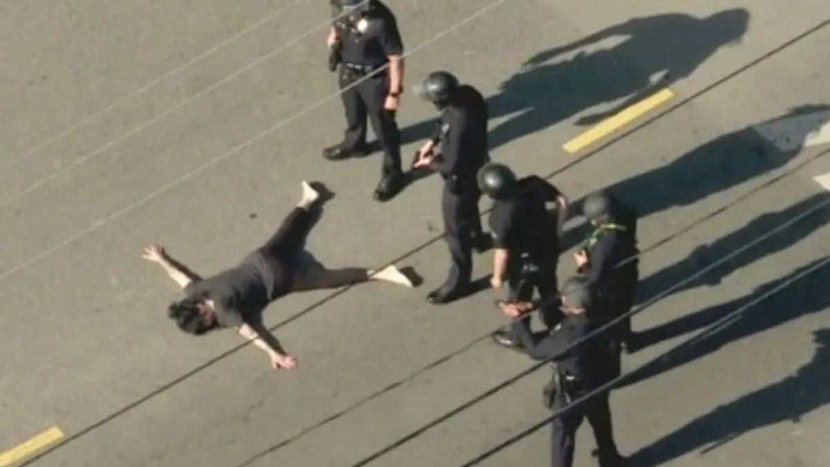 A polícia de Los Angeles durante uma operação que resultou em tiroteio. Reprodução: iG