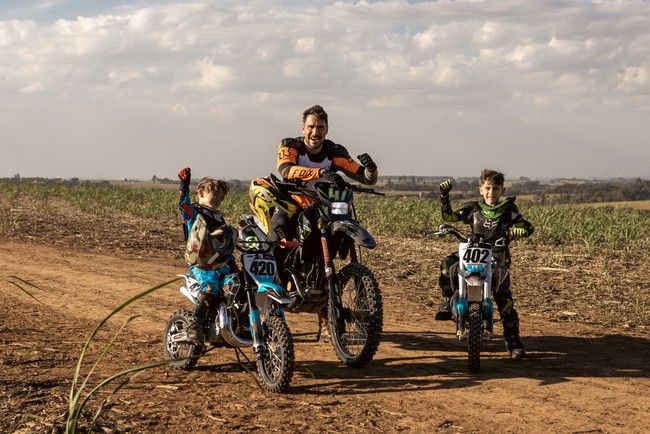 Julio Rocha celebra o Dia dos Pais com a família, aproveitando momentos ao ar livre. Reprodução: Fabiano Battaglin/gshow