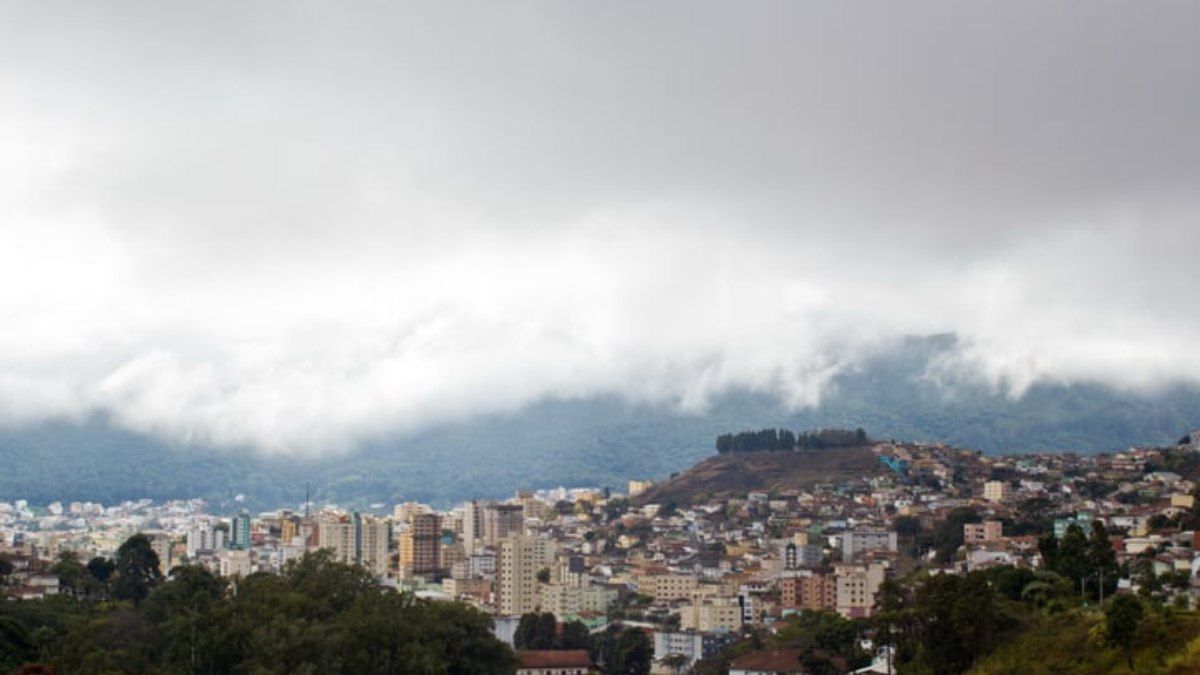 Brasileiros se preparam para severa tempestade que está por vir. Reprodução: iG Notícias